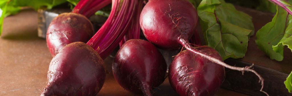 fresh-beetroot-on-wooden-background-PWCSXQE (1)